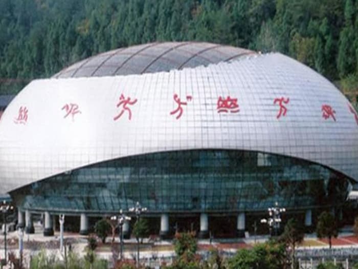 迪庆体育中心球形网架加工安装